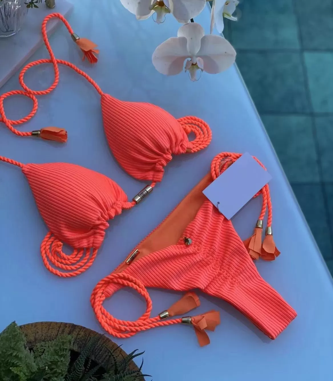 Aurora Neckholder-Bikini mit Quasten und seitlichem Bindeband