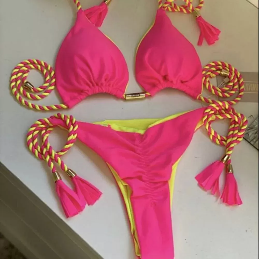 Aurora Neckholder-Bikini mit Quasten und seitlichem Bindeband