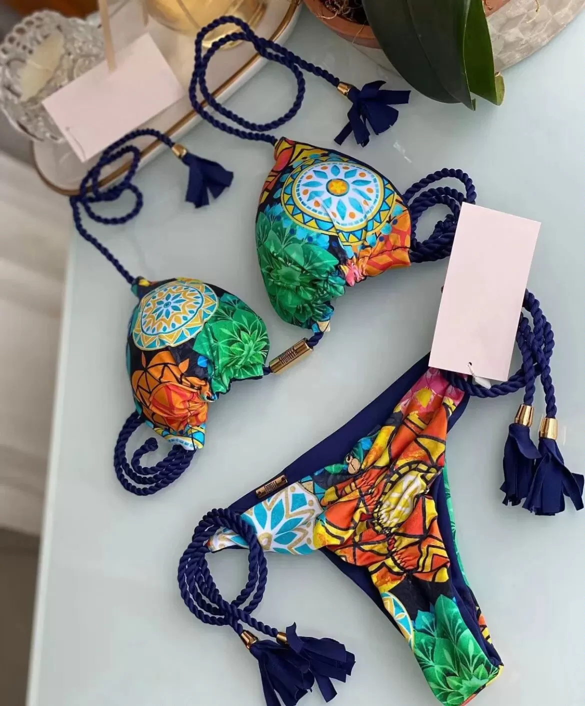 Aurora Neckholder-Bikini mit Quasten und seitlichem Bindeband