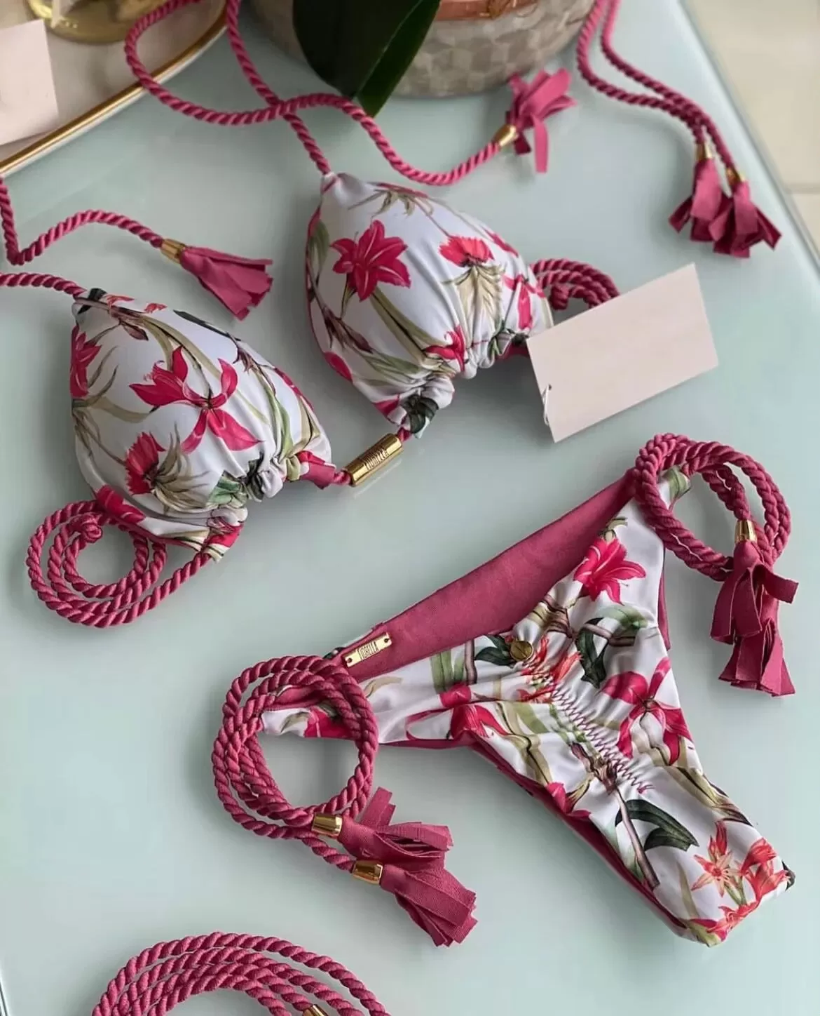 Aurora Neckholder-Bikini mit Quasten und seitlichem Bindeband