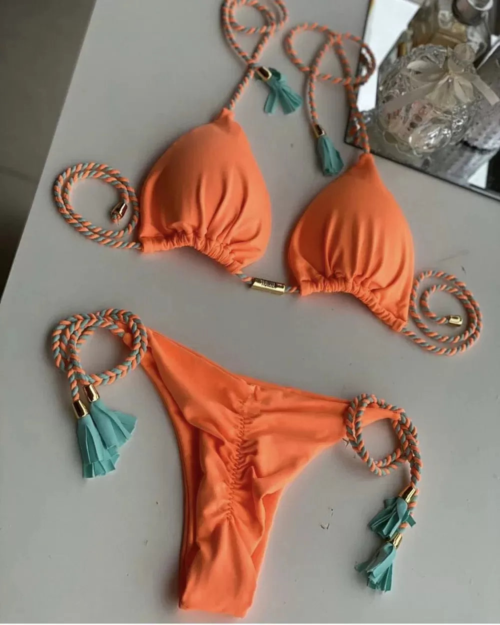 Aurora Neckholder-Bikini mit Quasten und seitlichem Bindeband