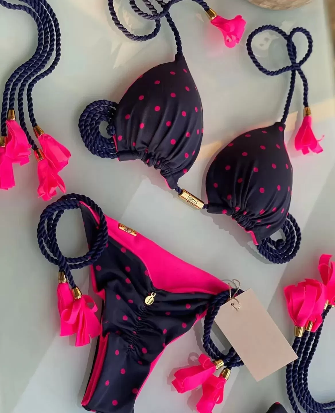 Aurora Neckholder-Bikini mit Quasten und seitlichem Bindeband